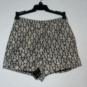 Cute white/black printed shorts